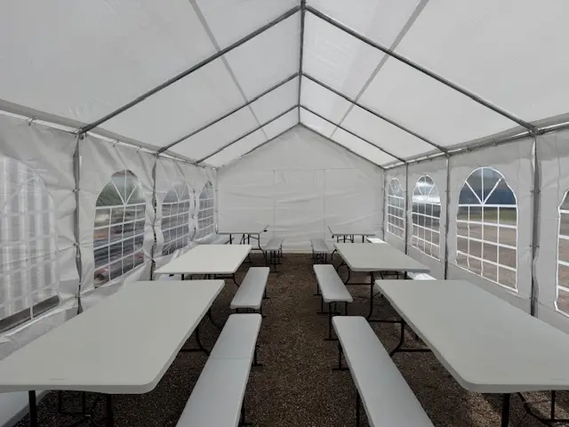 Tables et bancs à l'intérieur d'une tente